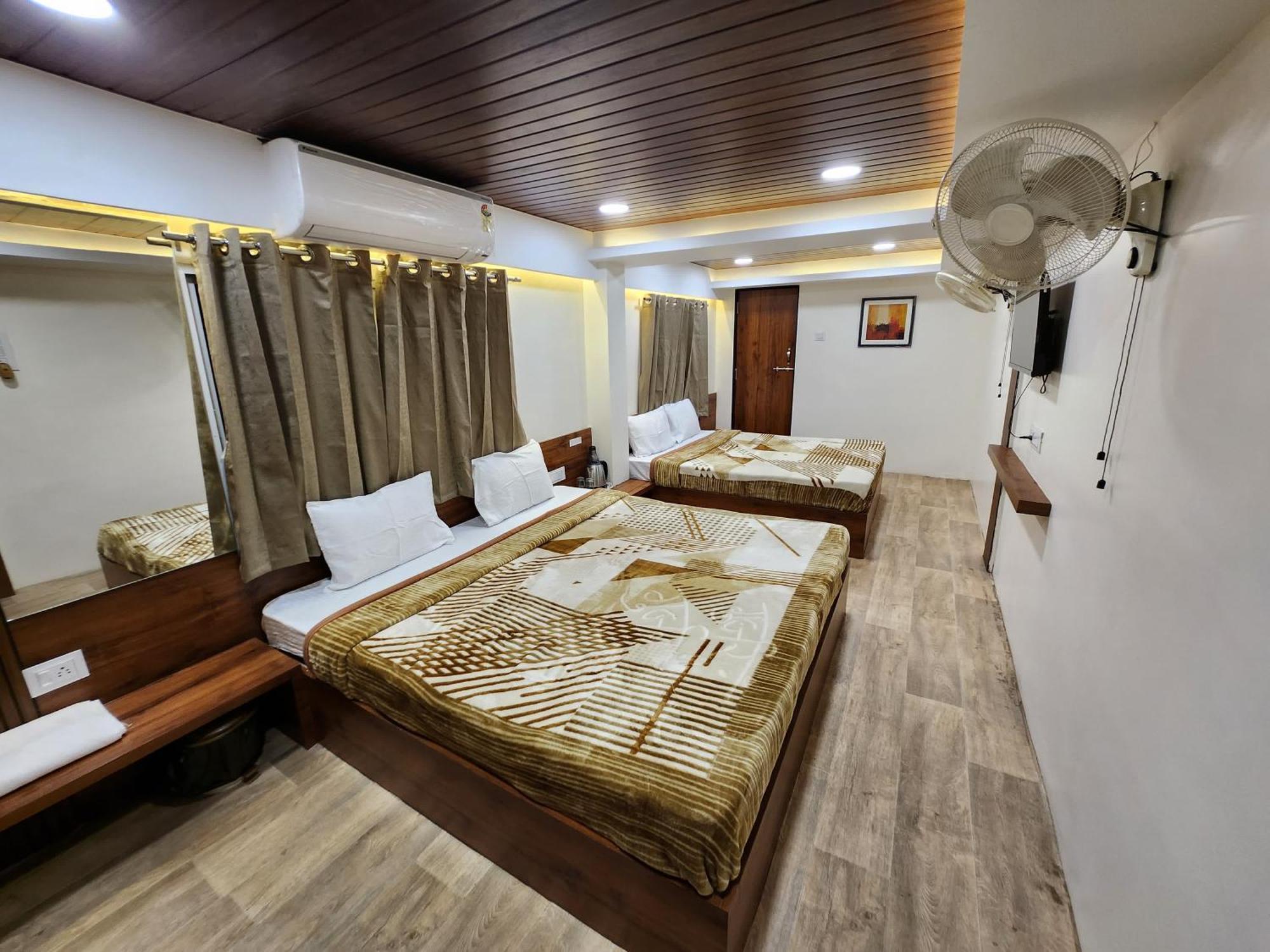 Hotel Anantshree 우자인 외부 사진