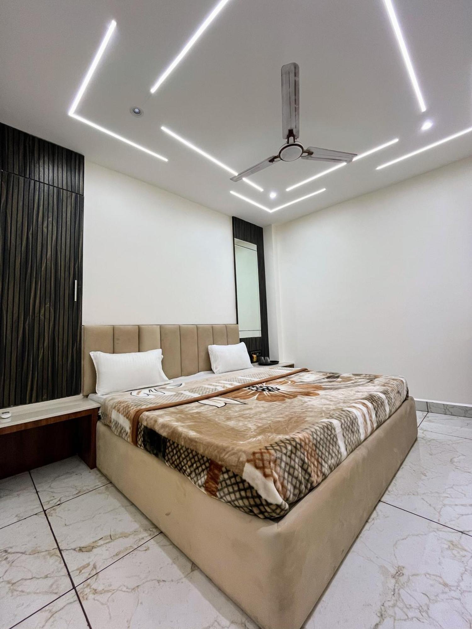 Hotel Anantshree 우자인 외부 사진
