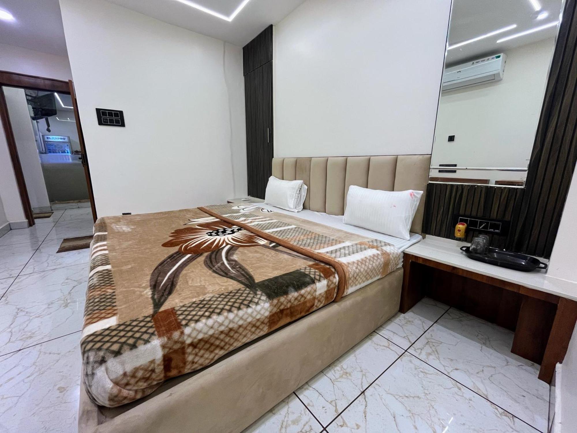 Hotel Anantshree 우자인 외부 사진