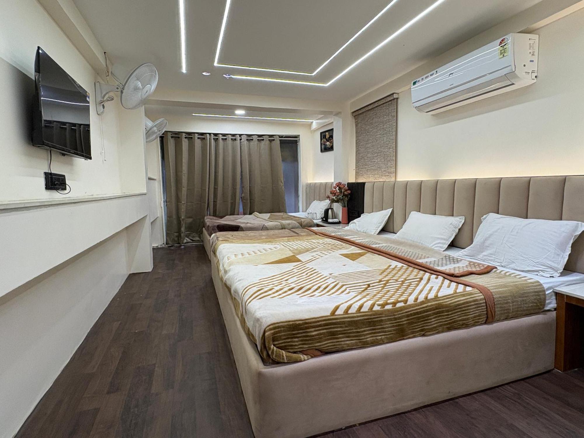 Hotel Anantshree 우자인 외부 사진