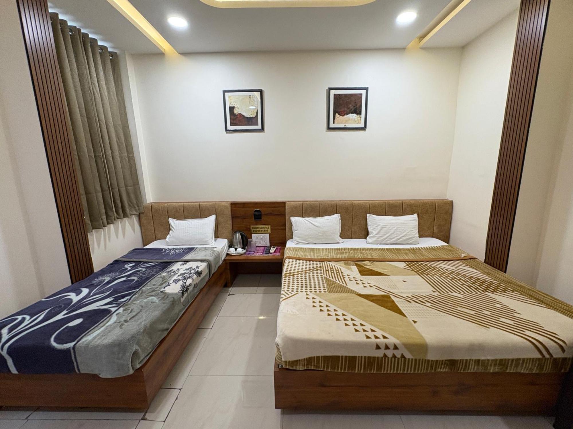 Hotel Anantshree 우자인 외부 사진